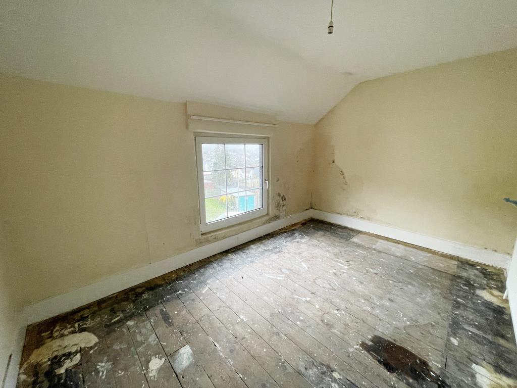 Lot: 128 - FREEHOLD BLOCK OF TWO FLATS - Bedroom 2